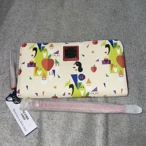 Dooney and Bourke NWT Snow White Continental Wristlet 🍎